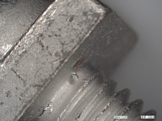 鉄素材への銅下スズメッキ加工：スケール残渣によるメッキ剥がれ　拡大画像30倍